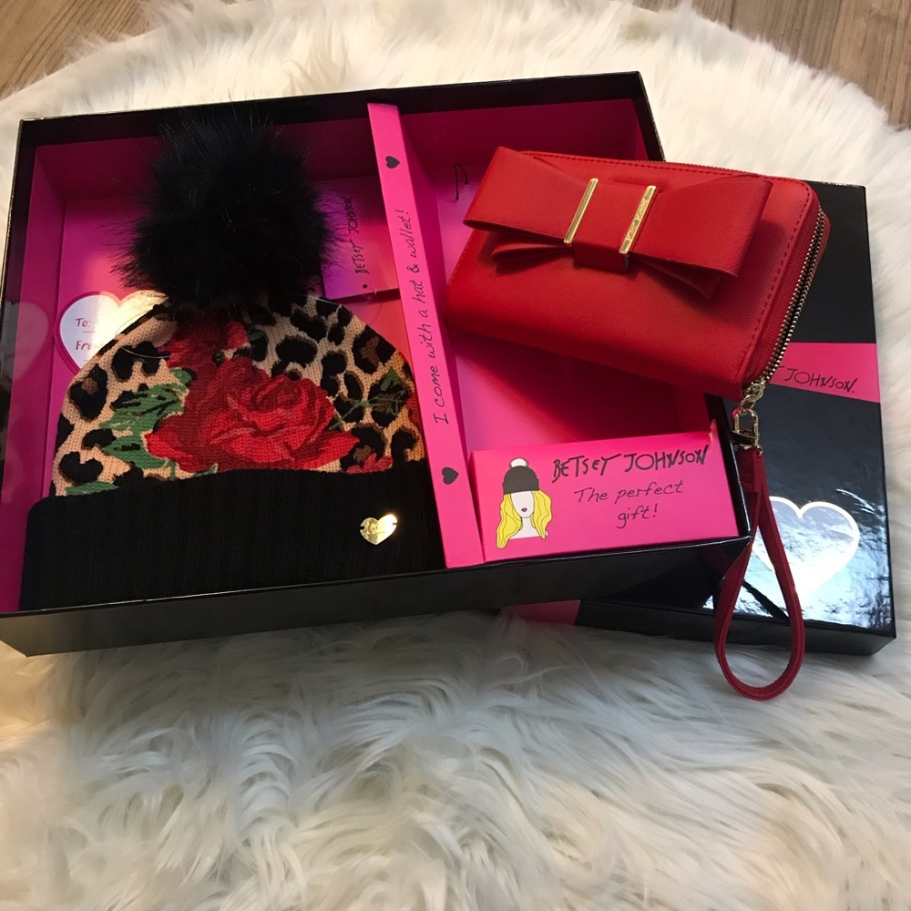 😇Betsey Johnson Hat and Wallet Gift Set